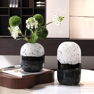 Black and white dot gradient glass vase